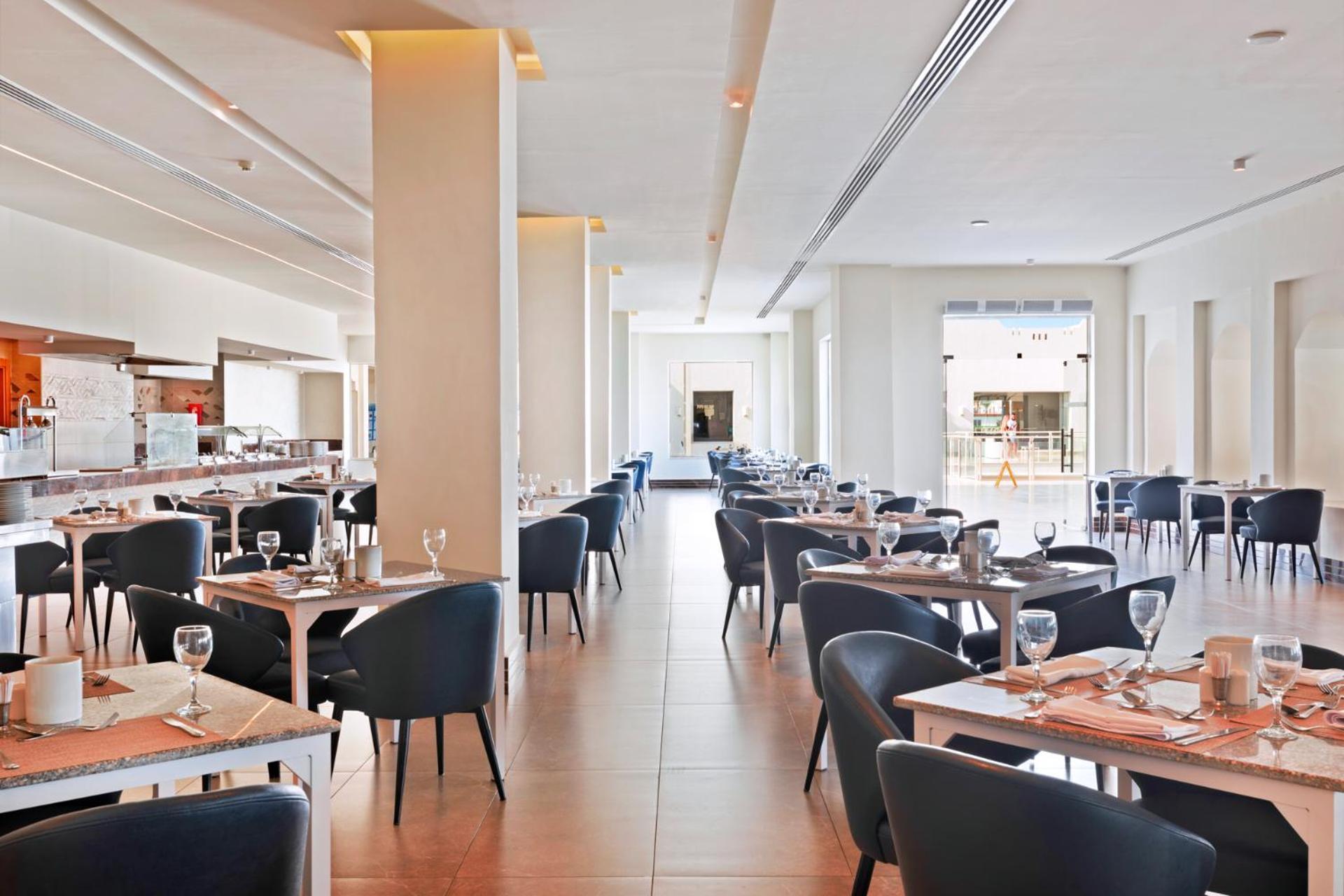 Pickalbatros Royal Grand Sharm - Adults Friendly 16 Years Plus Sharm El Sheikk Exterior foto The photo shows the interior of a modern restaurant. The space is bright and airy, featuring large windows that allow natural light to flood in. There are several tables arranged throughout the room, each covered with placemats and set with glasses a